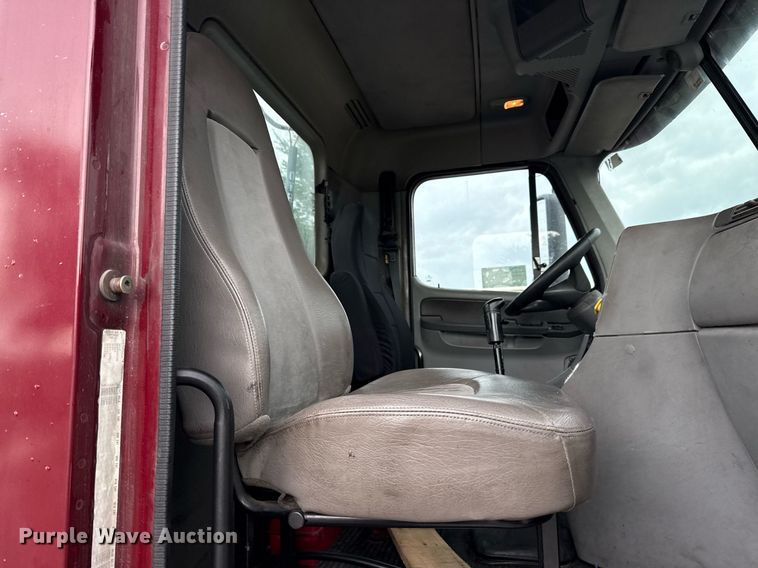 image for item DS3760 2007 Freightliner Columbia semi truck
