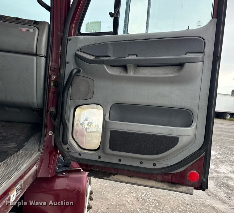 image for item DS3760 2007 Freightliner Columbia semi truck