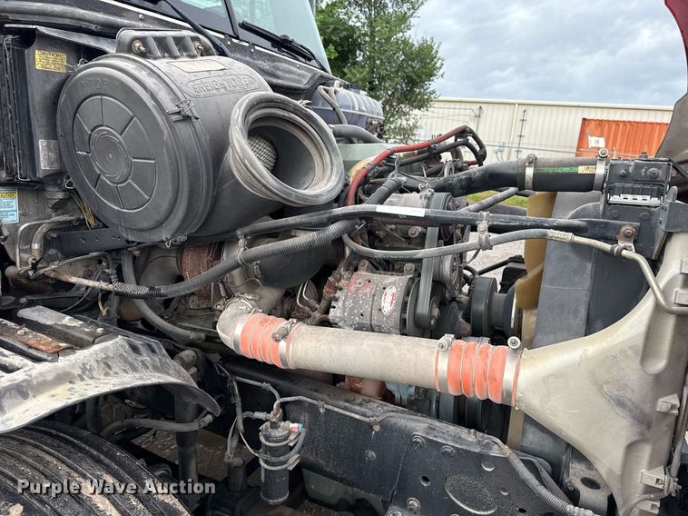 image for item DS3760 2007 Freightliner Columbia semi truck