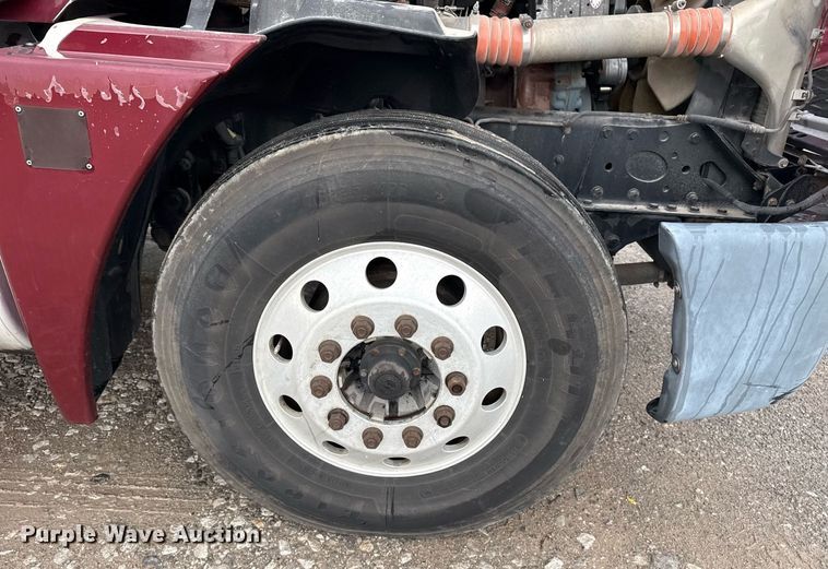 image for item DS3760 2007 Freightliner Columbia semi truck