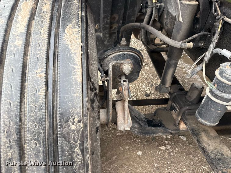 image for item DS3760 2007 Freightliner Columbia semi truck