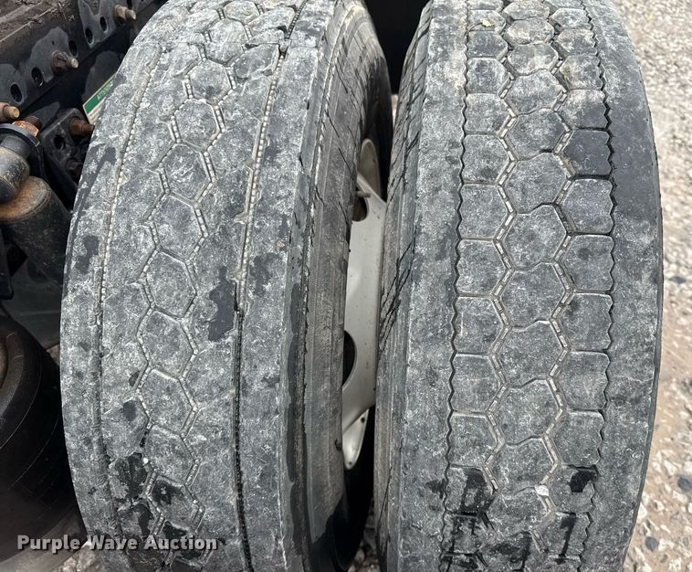 image for item DS3760 2007 Freightliner Columbia semi truck