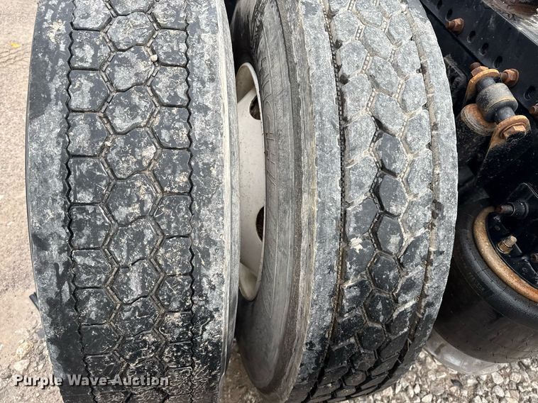 image for item DS3760 2007 Freightliner Columbia semi truck