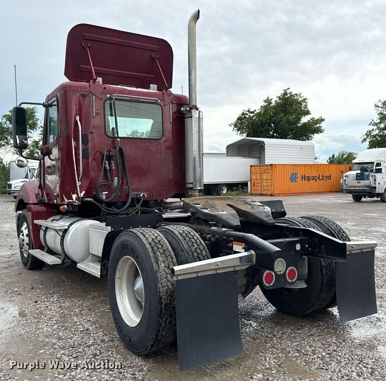 image for item DS3761 2007 Freightliner Columbia semi truck