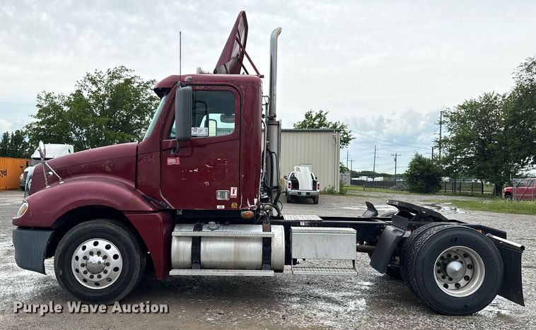 image for item DS3761 2007 Freightliner Columbia semi truck