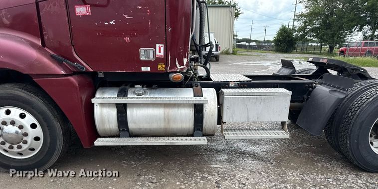 image for item DS3761 2007 Freightliner Columbia semi truck