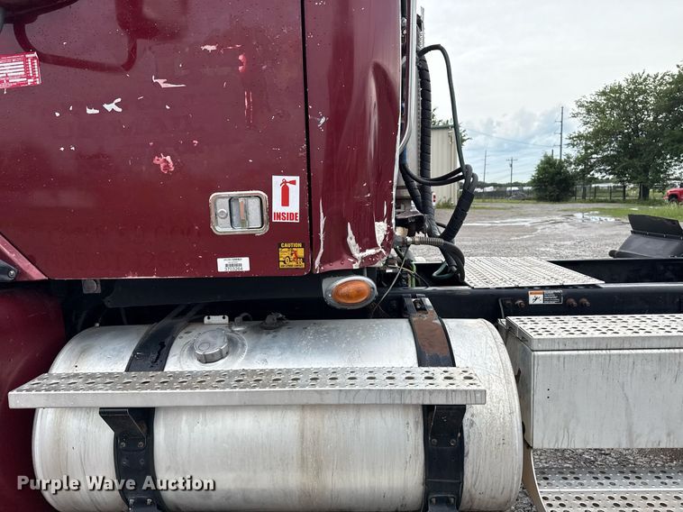 image for item DS3761 2007 Freightliner Columbia semi truck