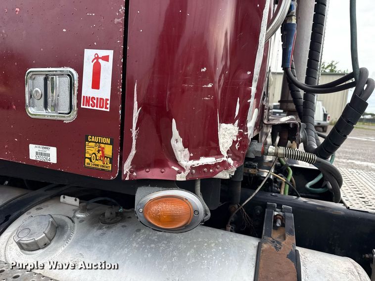 image for item DS3761 2007 Freightliner Columbia semi truck