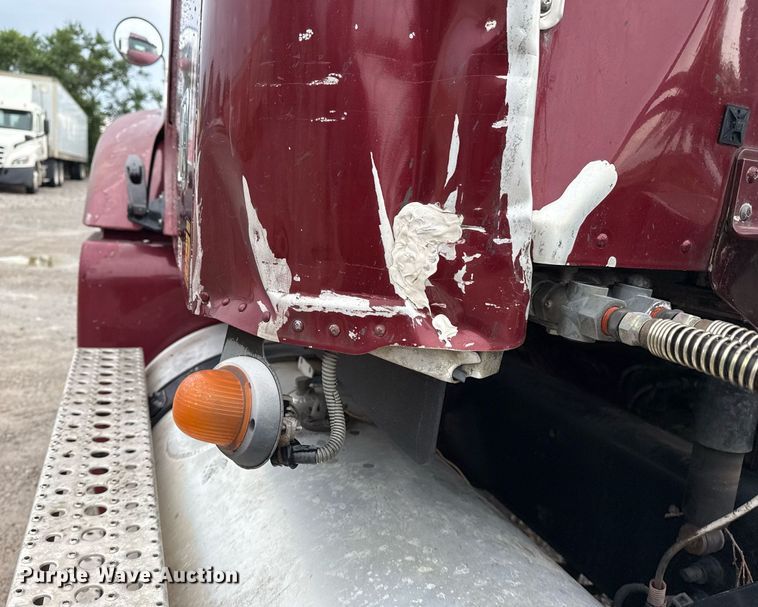 image for item DS3761 2007 Freightliner Columbia semi truck