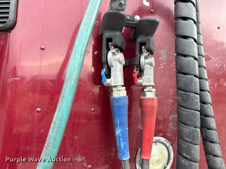 image for item DS3761 2007 Freightliner Columbia semi truck