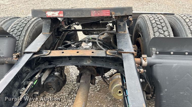 image for item DS3761 2007 Freightliner Columbia semi truck