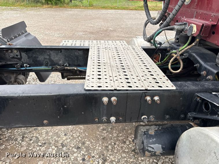 image for item DS3761 2007 Freightliner Columbia semi truck