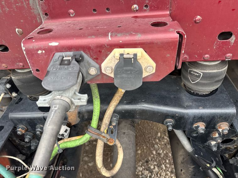 image for item DS3761 2007 Freightliner Columbia semi truck