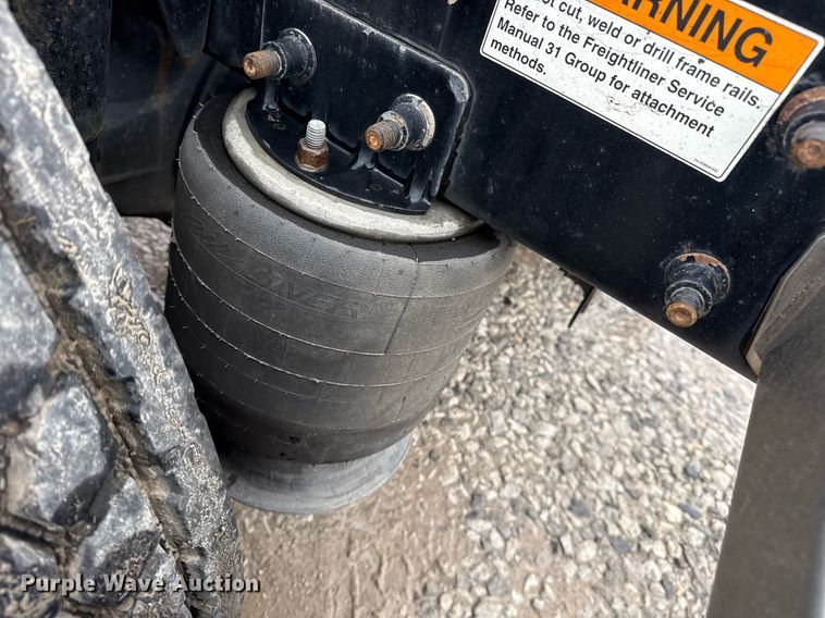 image for item DS3761 2007 Freightliner Columbia semi truck