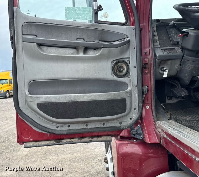 image for item DS3761 2007 Freightliner Columbia semi truck