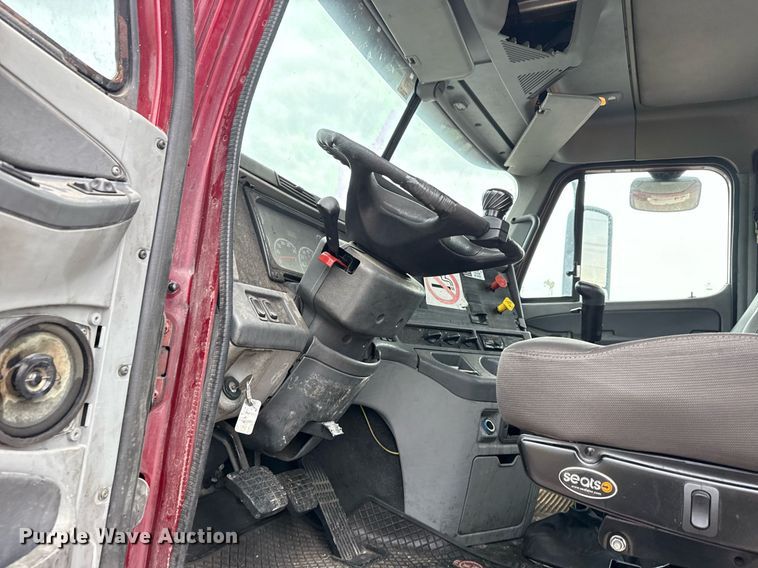 image for item DS3761 2007 Freightliner Columbia semi truck