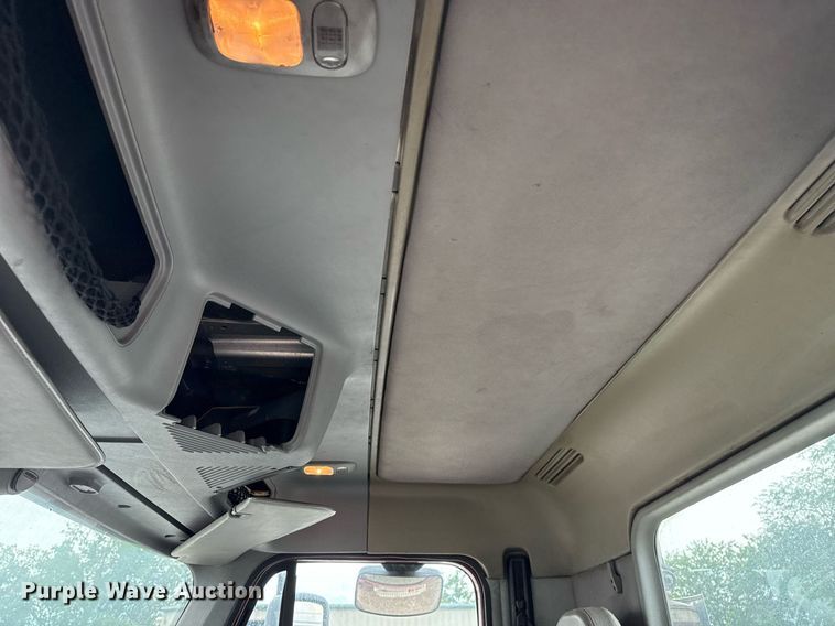 image for item DS3761 2007 Freightliner Columbia semi truck