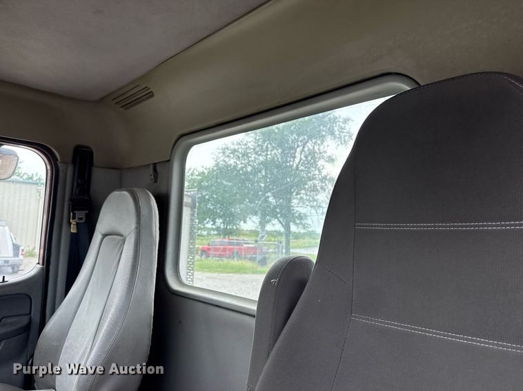 image for item DS3761 2007 Freightliner Columbia semi truck