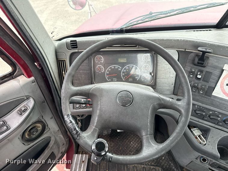 image for item DS3761 2007 Freightliner Columbia semi truck