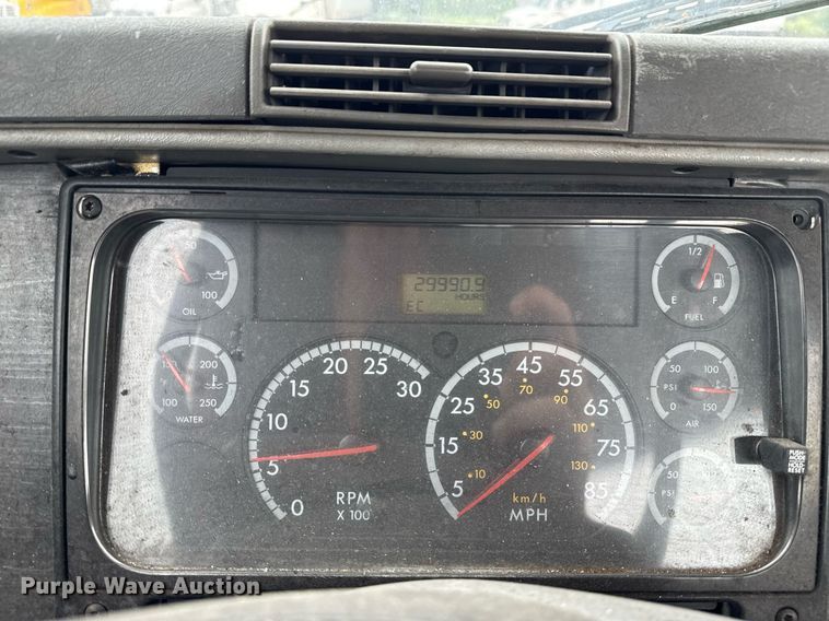 image for item DS3761 2007 Freightliner Columbia semi truck