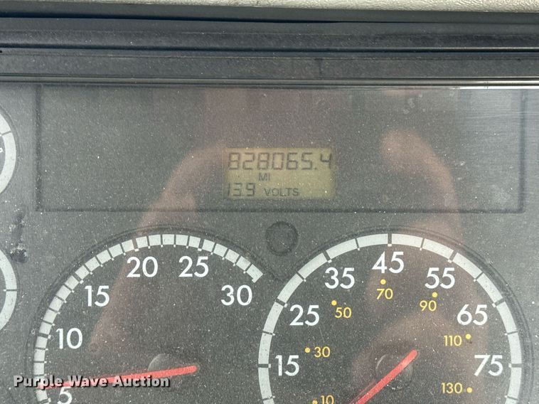 image for item DS3761 2007 Freightliner Columbia semi truck