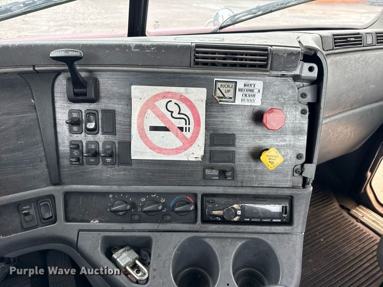 image for item DS3761 2007 Freightliner Columbia semi truck