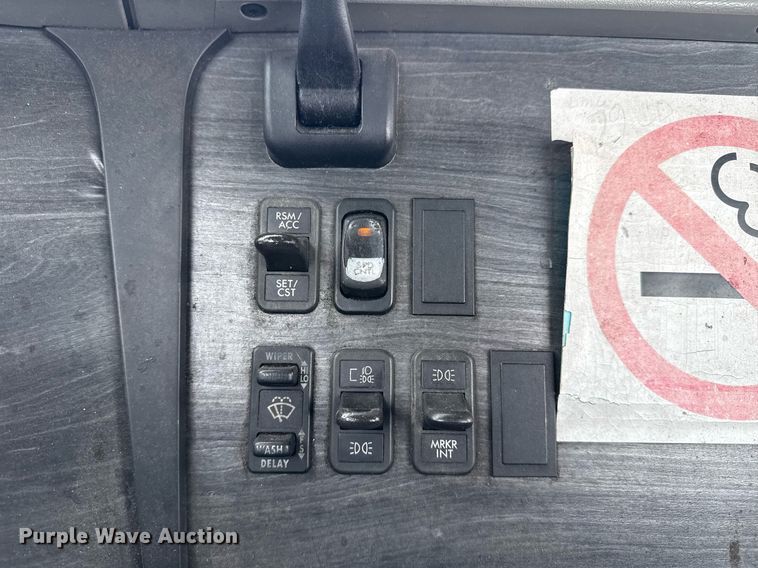 image for item DS3761 2007 Freightliner Columbia semi truck