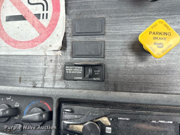 image for item DS3761 2007 Freightliner Columbia semi truck