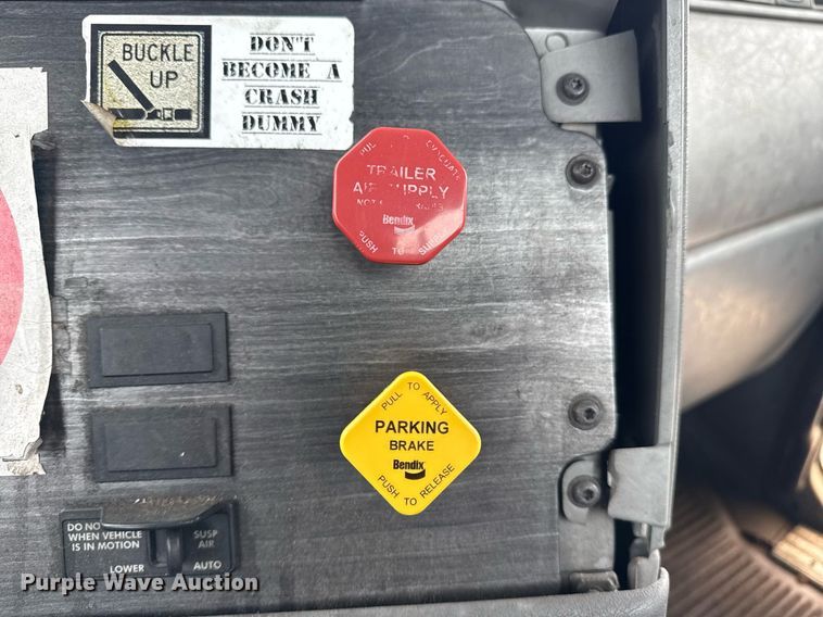 image for item DS3761 2007 Freightliner Columbia semi truck