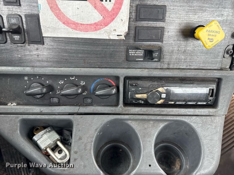 image for item DS3761 2007 Freightliner Columbia semi truck