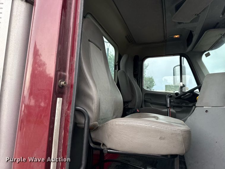 image for item DS3761 2007 Freightliner Columbia semi truck