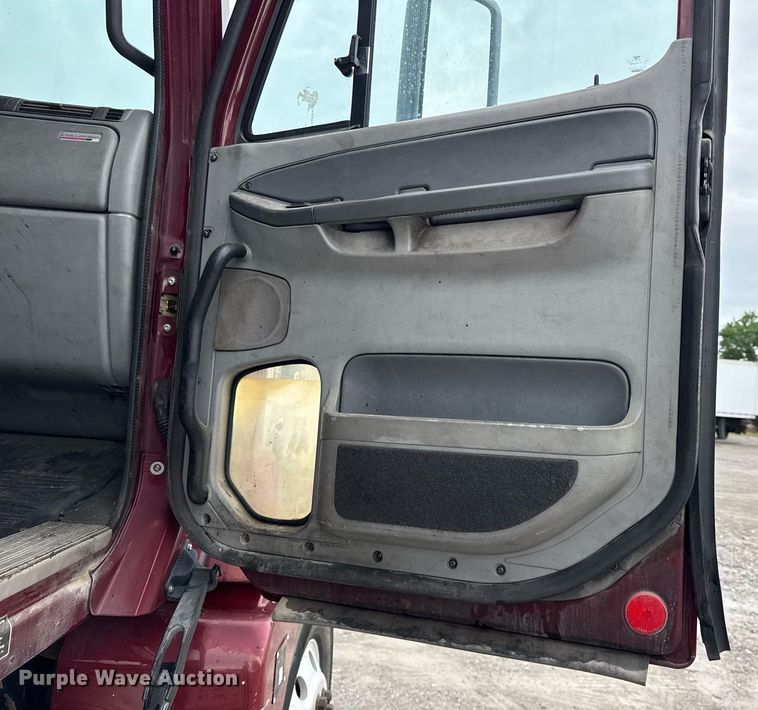 image for item DS3761 2007 Freightliner Columbia semi truck