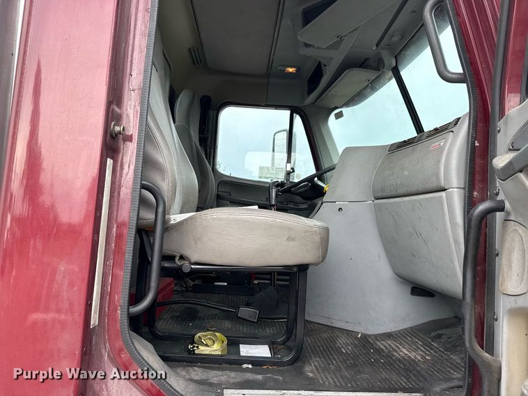 image for item DS3761 2007 Freightliner Columbia semi truck