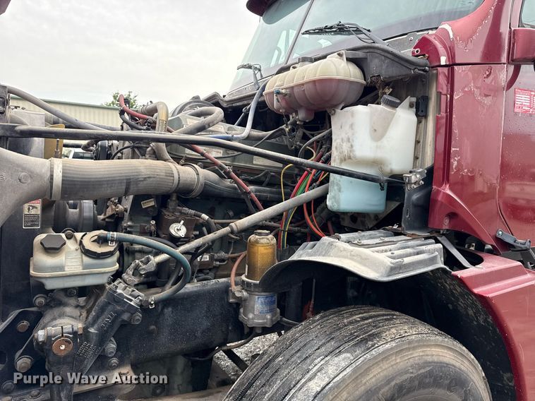 image for item DS3761 2007 Freightliner Columbia semi truck