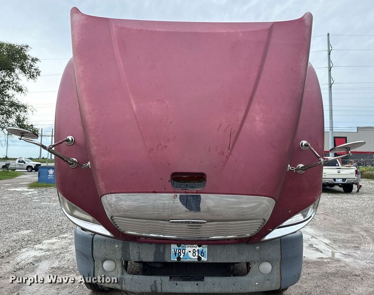 image for item DS3761 2007 Freightliner Columbia semi truck