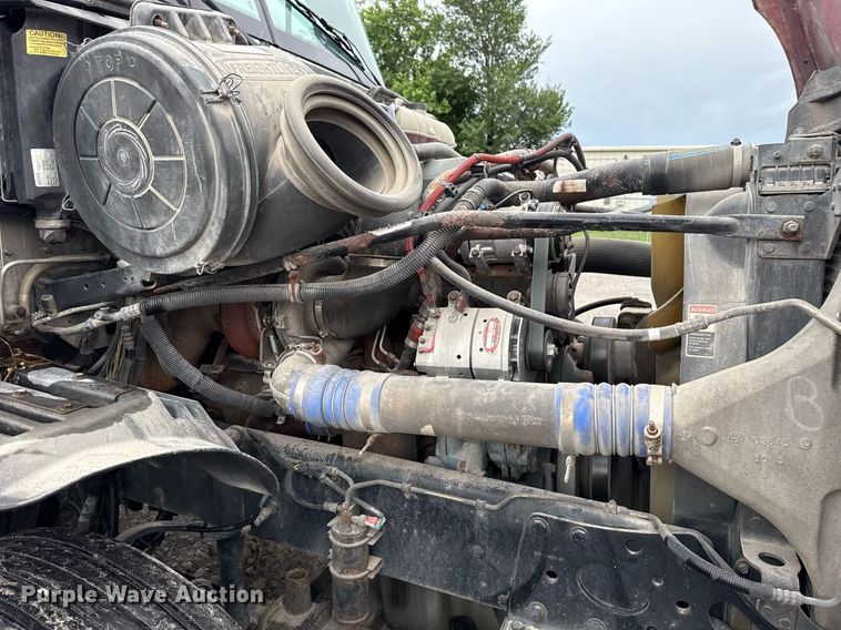 image for item DS3761 2007 Freightliner Columbia semi truck