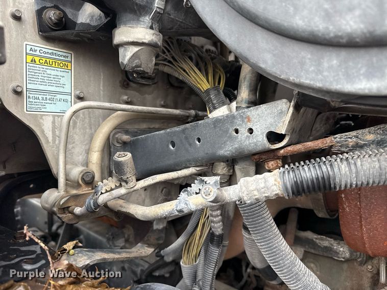 image for item DS3761 2007 Freightliner Columbia semi truck