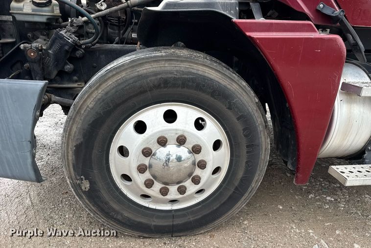 image for item DS3761 2007 Freightliner Columbia semi truck