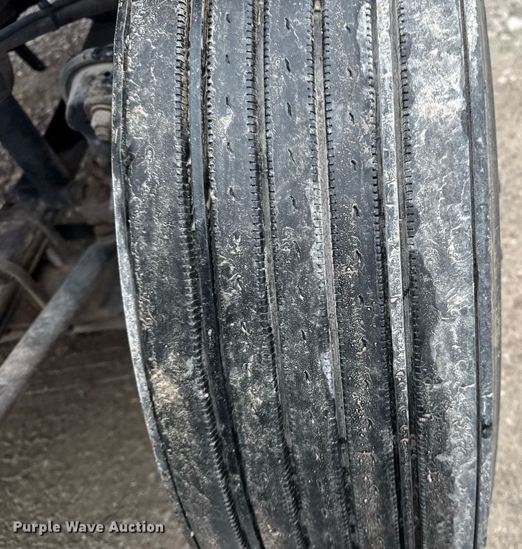 image for item DS3761 2007 Freightliner Columbia semi truck