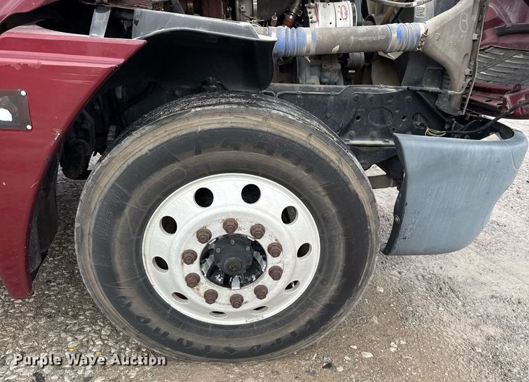 image for item DS3761 2007 Freightliner Columbia semi truck