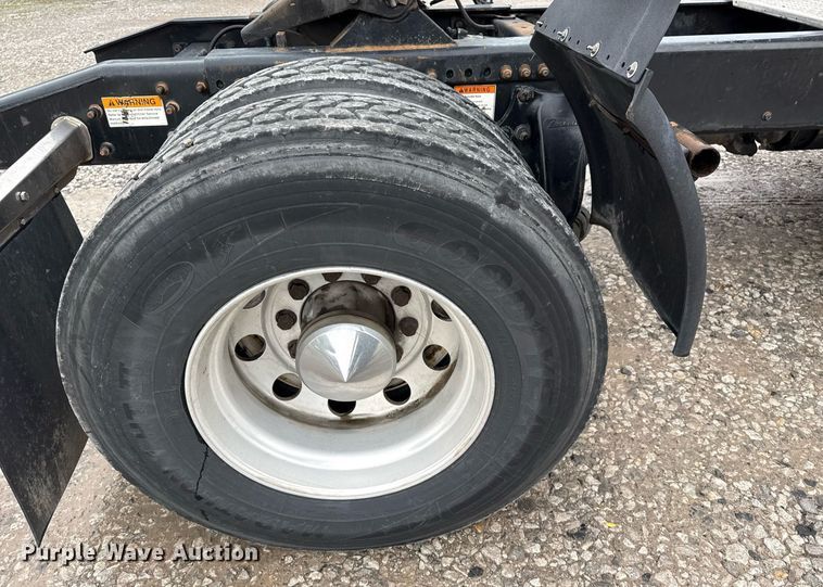 image for item DS3761 2007 Freightliner Columbia semi truck