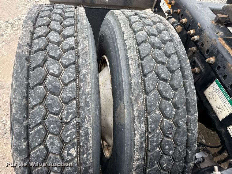 image for item DS3761 2007 Freightliner Columbia semi truck