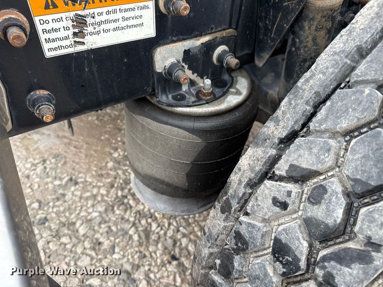 image for item DS3761 2007 Freightliner Columbia semi truck