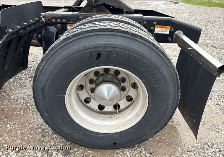 image for item DS3761 2007 Freightliner Columbia semi truck