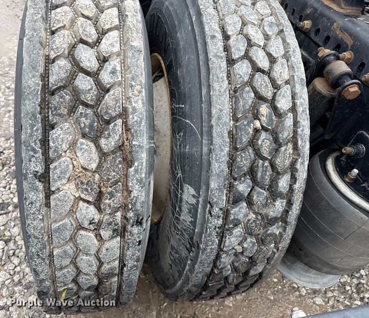 image for item DS3761 2007 Freightliner Columbia semi truck