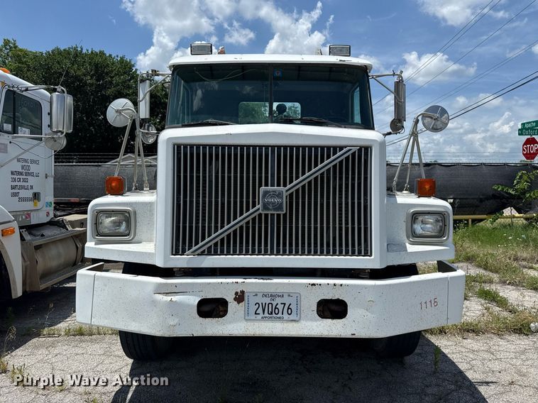 image for item DS3765 1996 Volvo WG semi truck