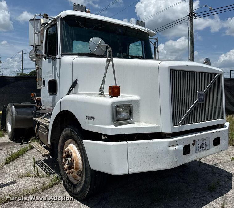 image for item DS3765 1996 Volvo WG semi truck