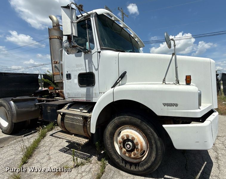 image for item DS3765 1996 Volvo WG semi truck