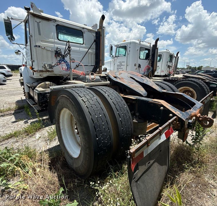 image for item DS3765 1996 Volvo WG semi truck