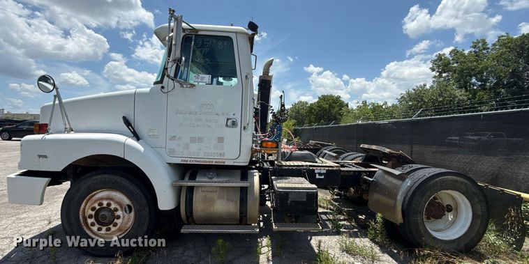 image for item DS3765 1996 Volvo WG semi truck